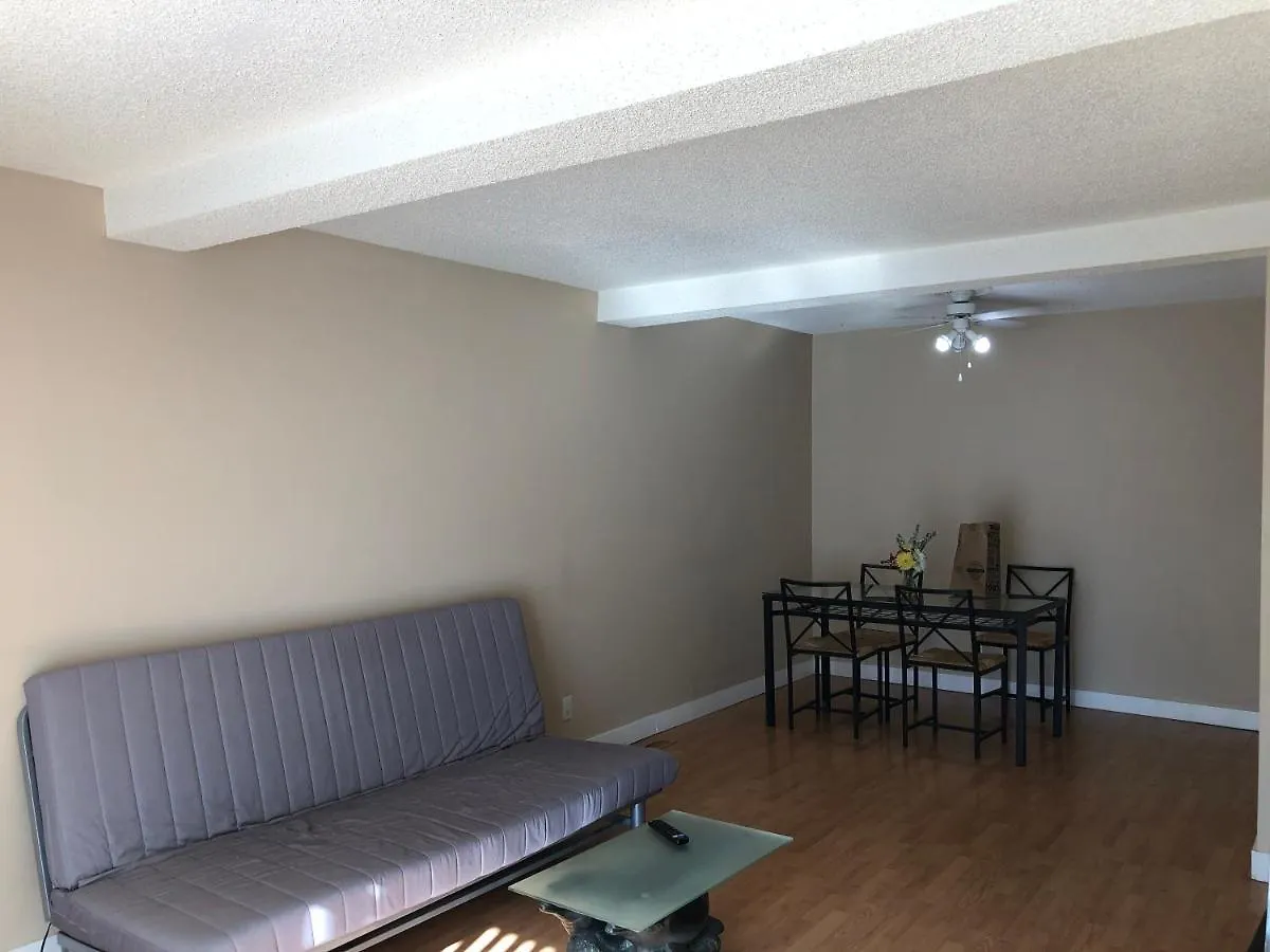 Cozy 2 Bedroom Townhouse With Large Den Calgary 0*,  Kanada