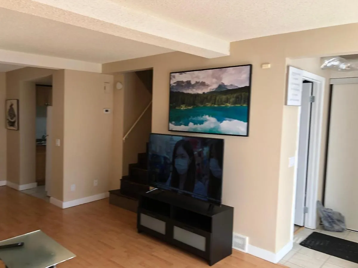 Cozy 2 Bedroom Townhouse With Large Den Calgary Apartament