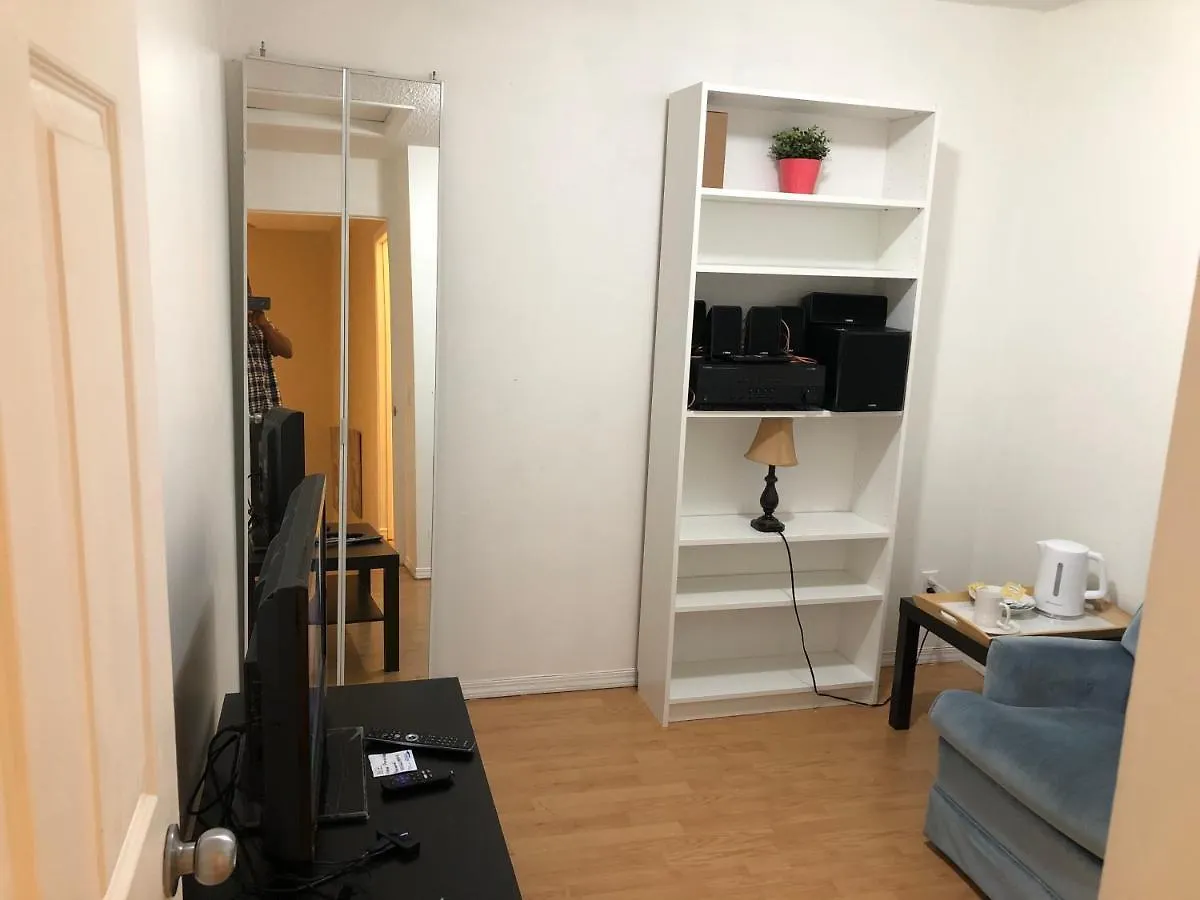 Cozy 2 Bedroom Townhouse With Large Den Calgary 0*,