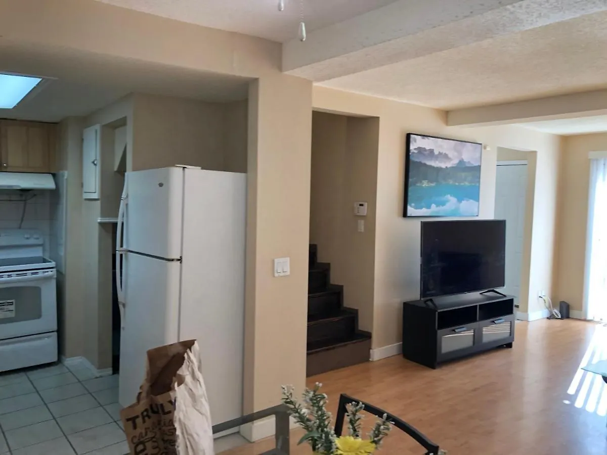 Cozy 2 Bedroom Townhouse With Large Den Calgary Apartament