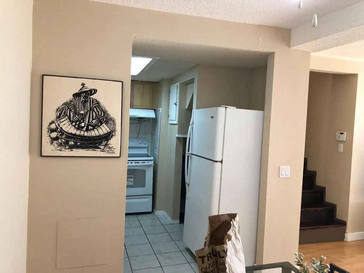 Cozy 2 Bedroom Townhouse With Large Den Calgary 0*,  Kanada