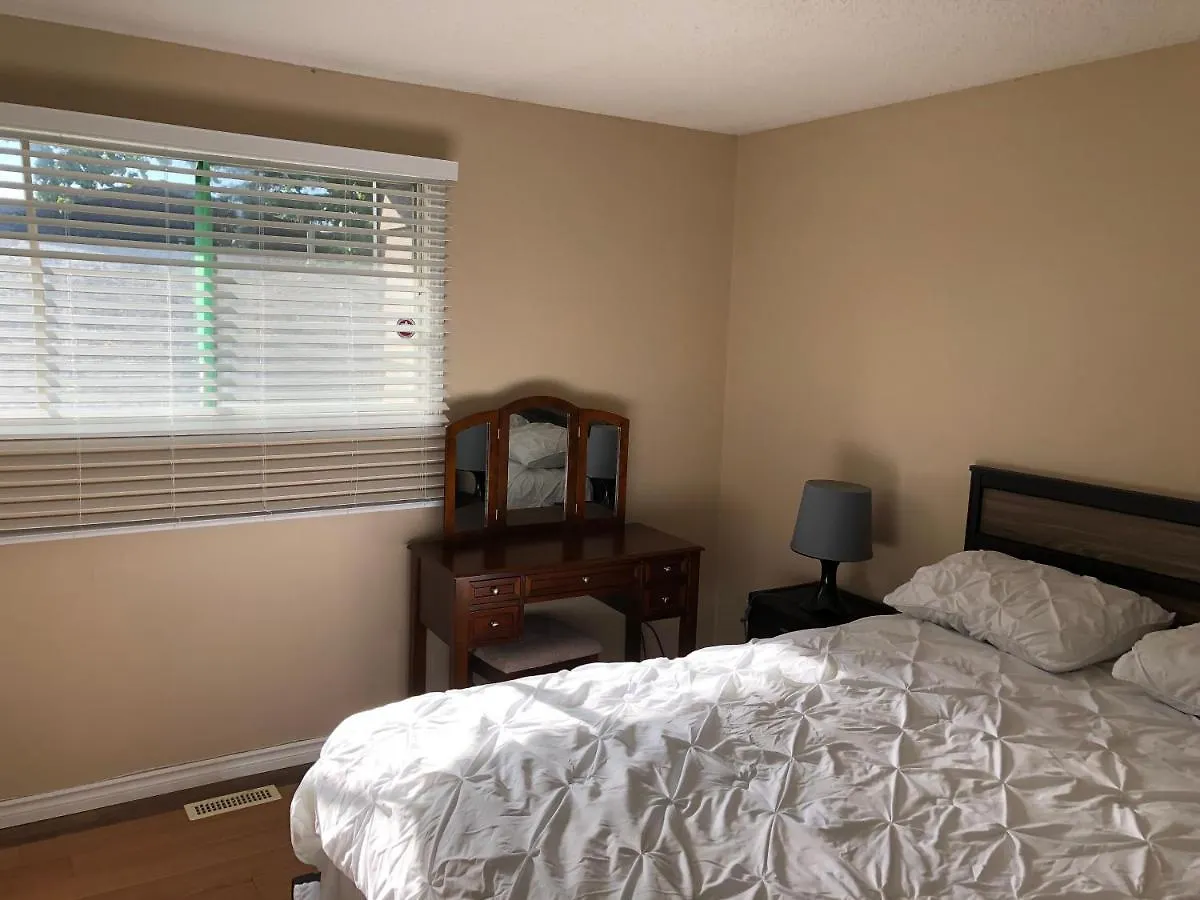 Cozy 2 Bedroom Townhouse With Large Den Calgary Apartament