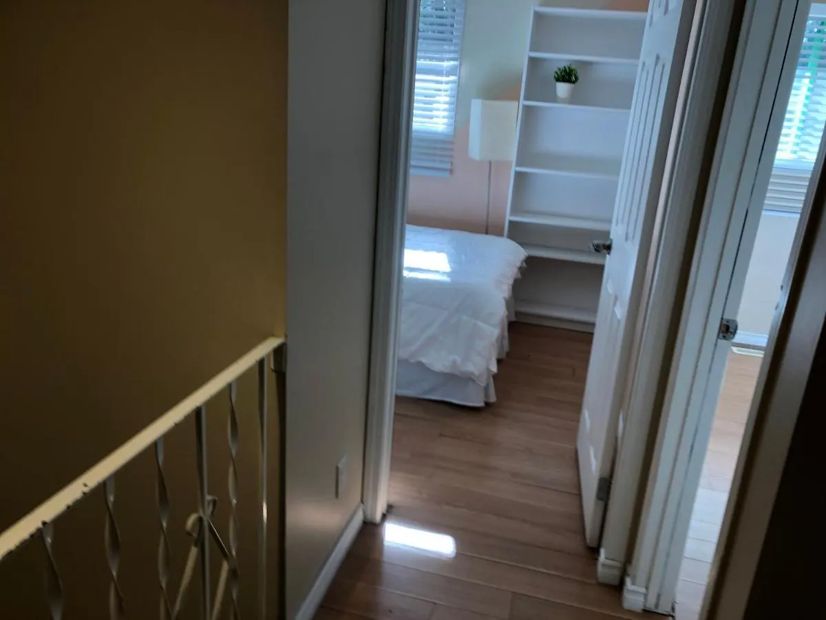 Apartament Cozy 2 Bedroom Townhouse With Large Den Calgary Kanada