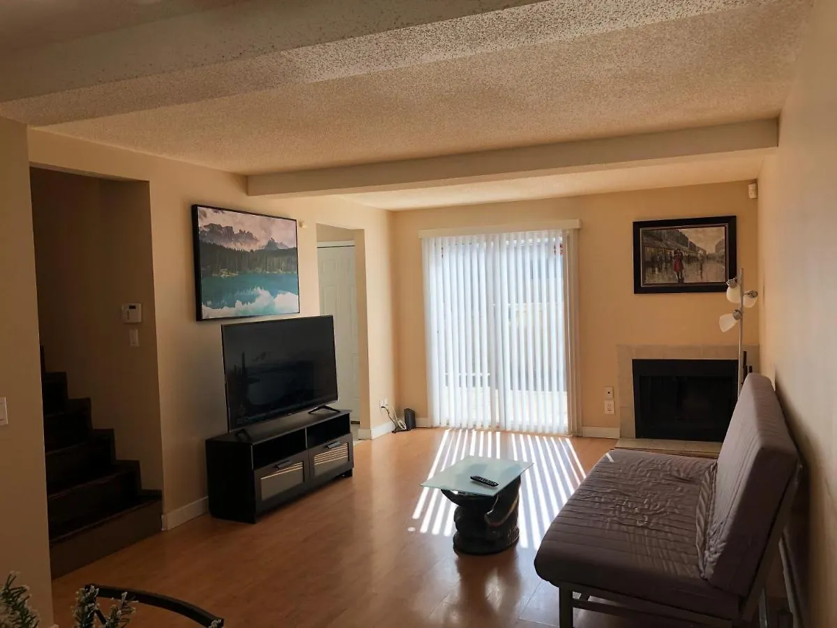 Cozy 2 Bedroom Townhouse With Large Den Calgary Apartament