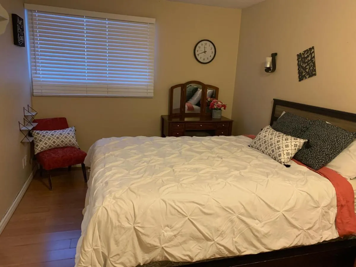 Cozy 2 Bedroom Townhouse With Large Den Calgary Kanada