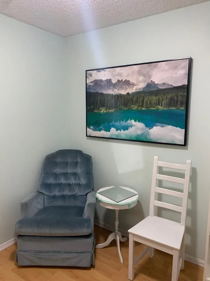 Cozy 2 Bedroom Townhouse With Large Den Calgary Apartament