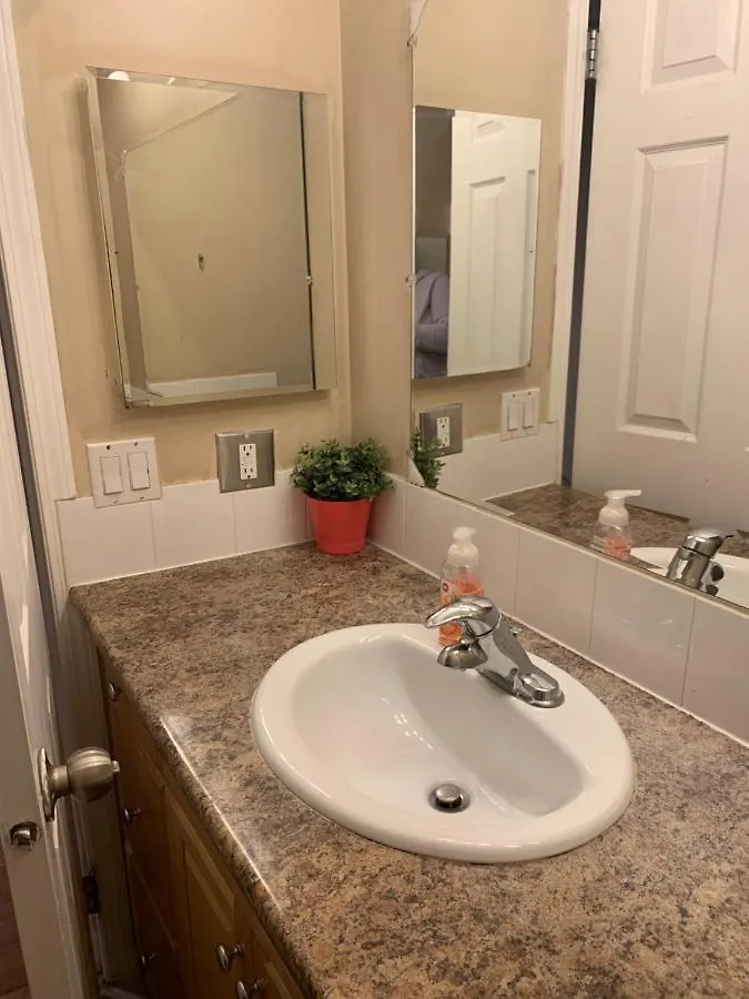Cozy 2 Bedroom Townhouse With Large Den Calgary 0*,